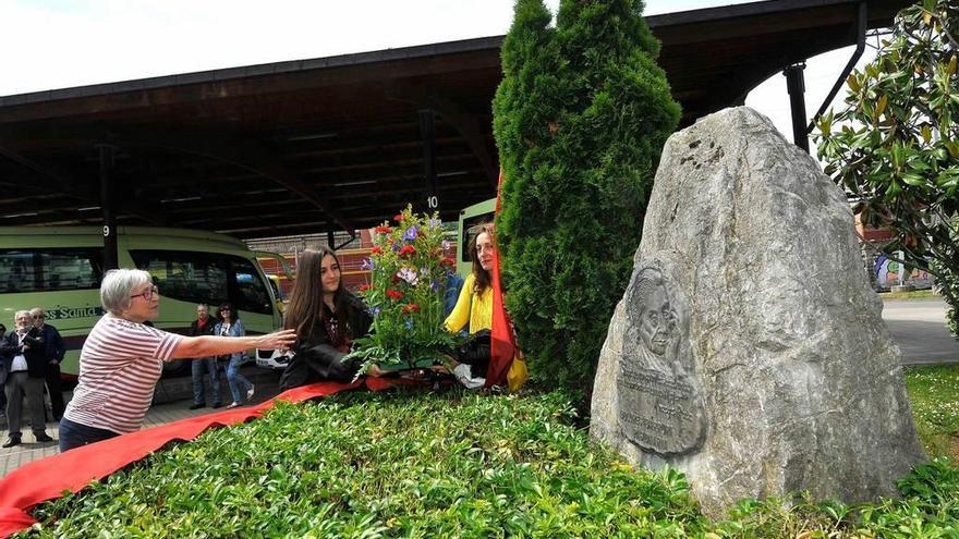 La ofrenda floral ante el monolito de &quot;Dolores Ibárruri&quot; de La Felguera.