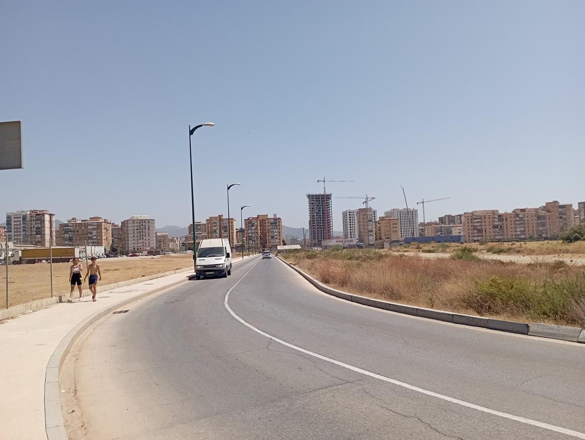 El Bulevar Adolfo Suárez, a su paso por los terrenos de Repsol, en el verano de 2022.