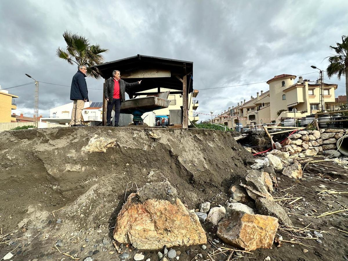 Los trenes de borrascas han dañado mobiliario de playas e infraestructuras de saneamiento.