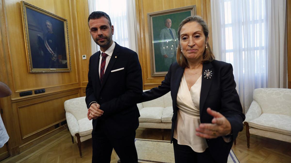 La ministra de Fomento, Ana Pastor, y el 'conseller' de Territori i Sostenibilitat, Santi Vila.