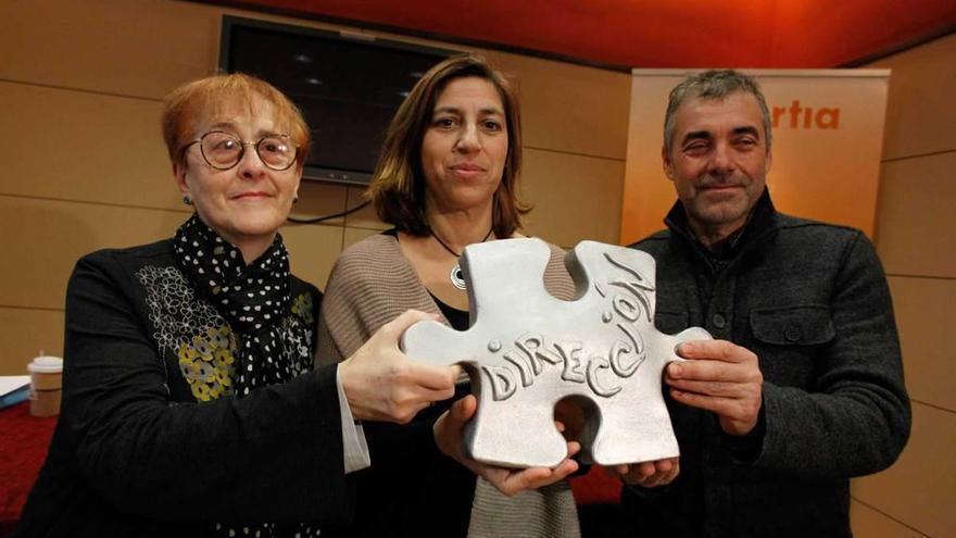Por la izquierda, Carmen Gallo, Teresa Sánchez (directora del Jovellanos) y Luis Vigil, ayer, en la Casa de la Palmera, con uno de los premios &quot;Oh!&quot;.