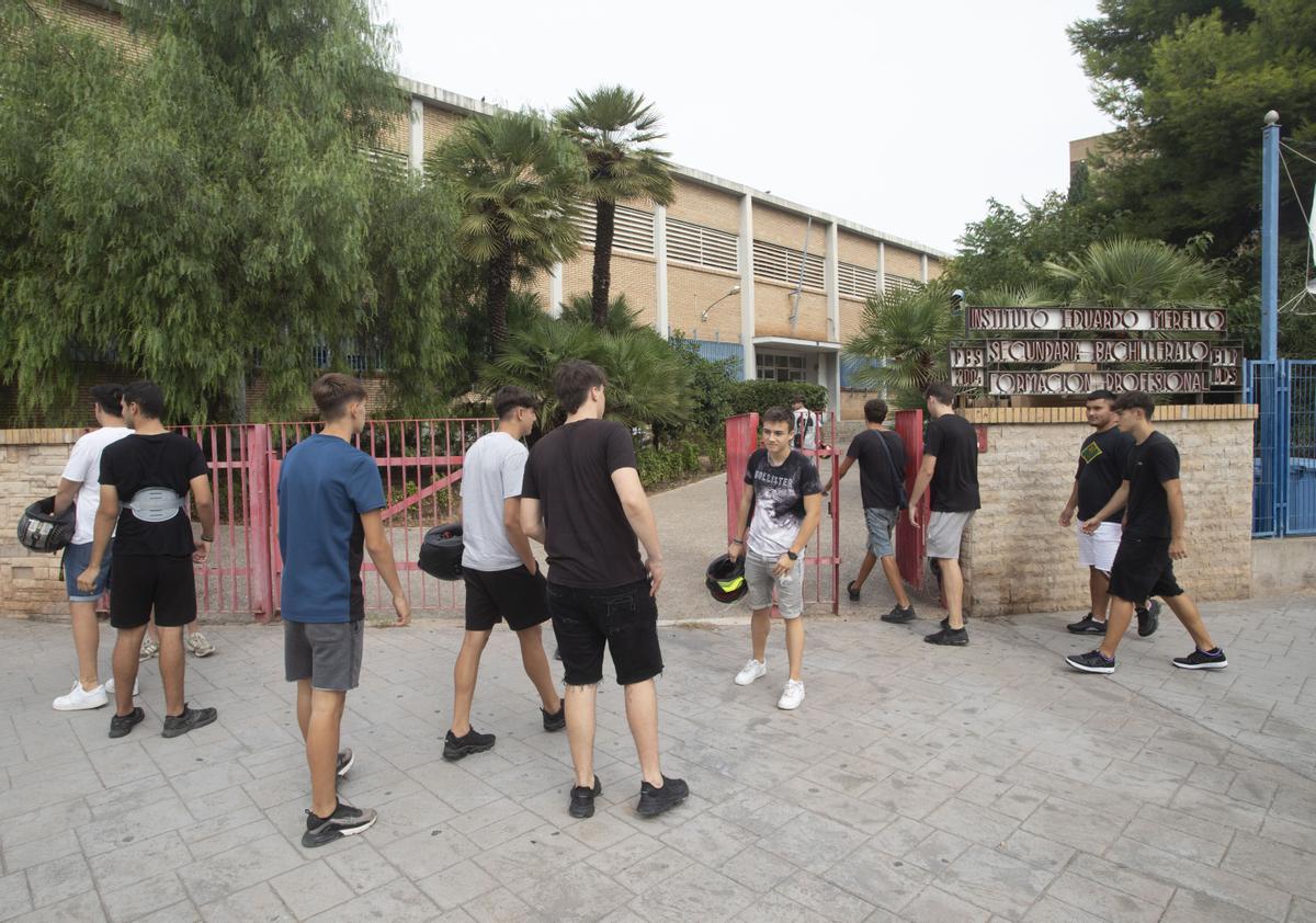 Varios jóvenes a la entrada de un instituto de València.