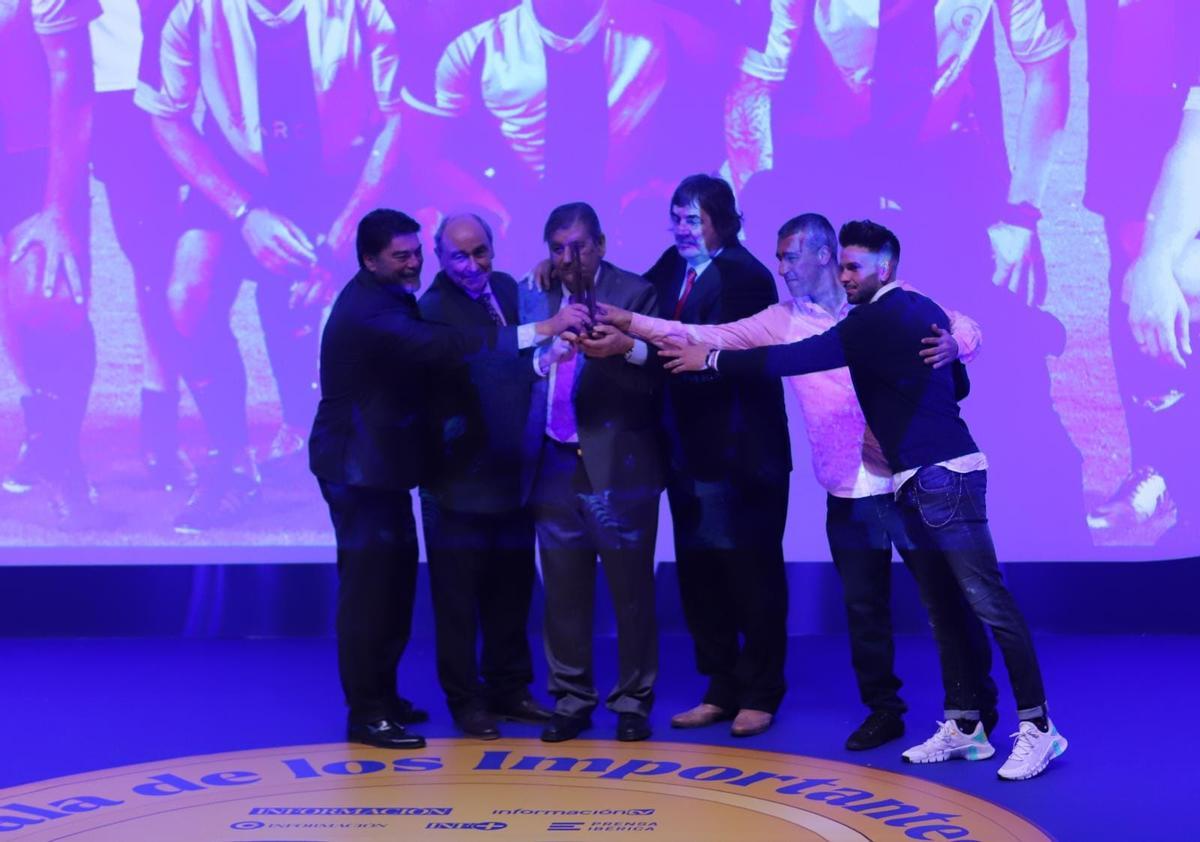 El alcalde de Alicante Luis Barcala entrega el premio a los jugadores del Hércules en los años 70, Carmelo Héctor Giuliano, Miodrag Kustudic y Joseba Betzuen junto a los alicantinos Paquito Escudero y Raúl Ruiz.