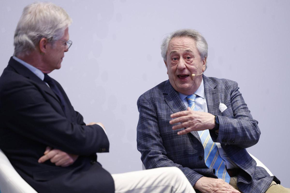 Javier Targhetta, a la derecha, conversa con Martí Saballs, director de Información Económica de Prensa Ibérica.