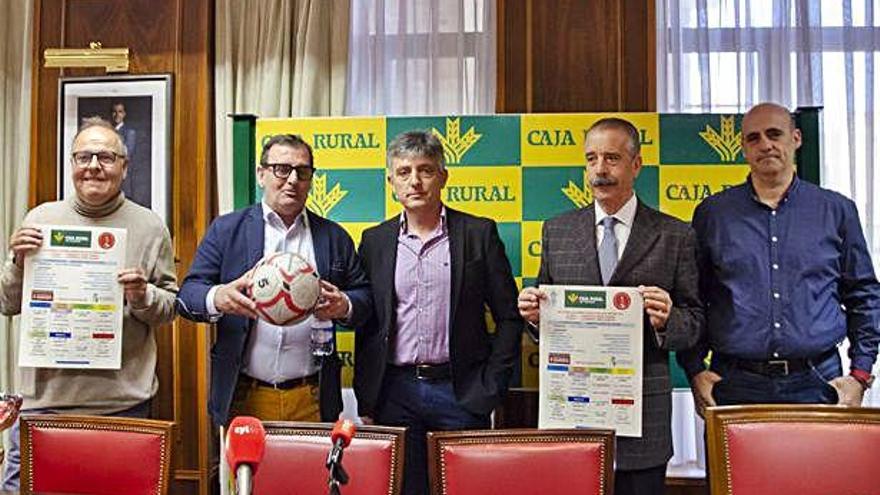 Patrocinadores, organizadores y colaboradores durante la presentación del torneo de fútbol.