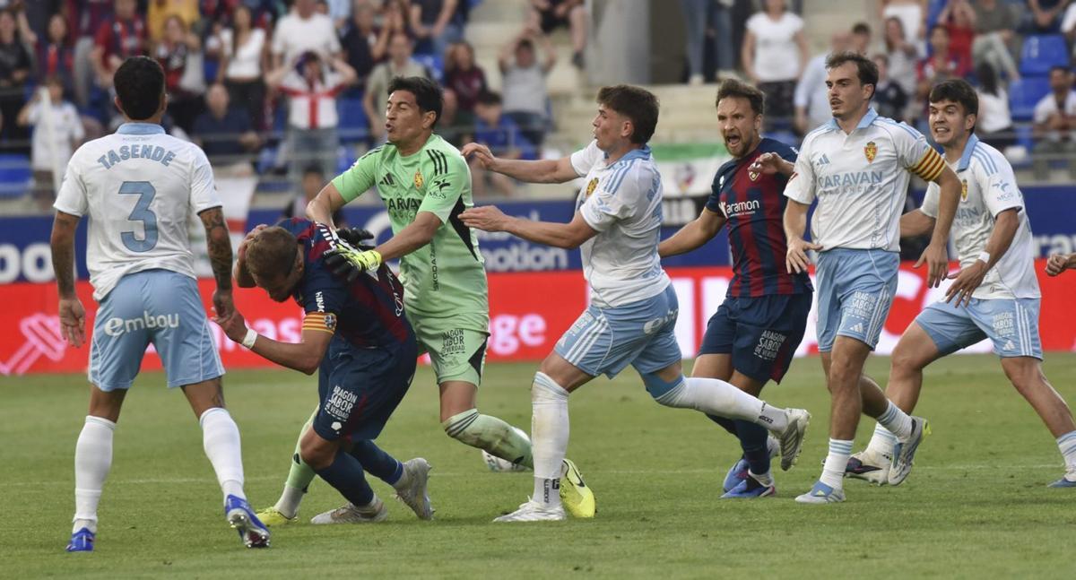 1.-Christian Rivera agrede a Femenías en el derbi de la campaña 2021-22. 2.-Diego y Luis Fabiano, a puñetazos durante un Zaragoza-Sevilla. 3.-Juanito pisando a Matthaus. 4.-De Andrés agarra del cuello a Maradona.  | EFE