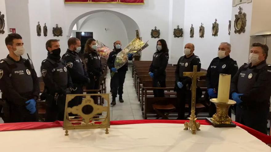 La policía local honra con flores a la Virgen de la Montaña en su santuario