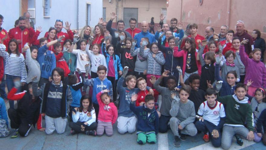 Casi un centenar de niños participan en la I Festa de la Pilota de El Campello