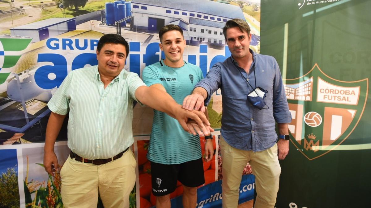 José García Román, Álex Viana y Rafael García, en la sede de la empresa Agrifluide.