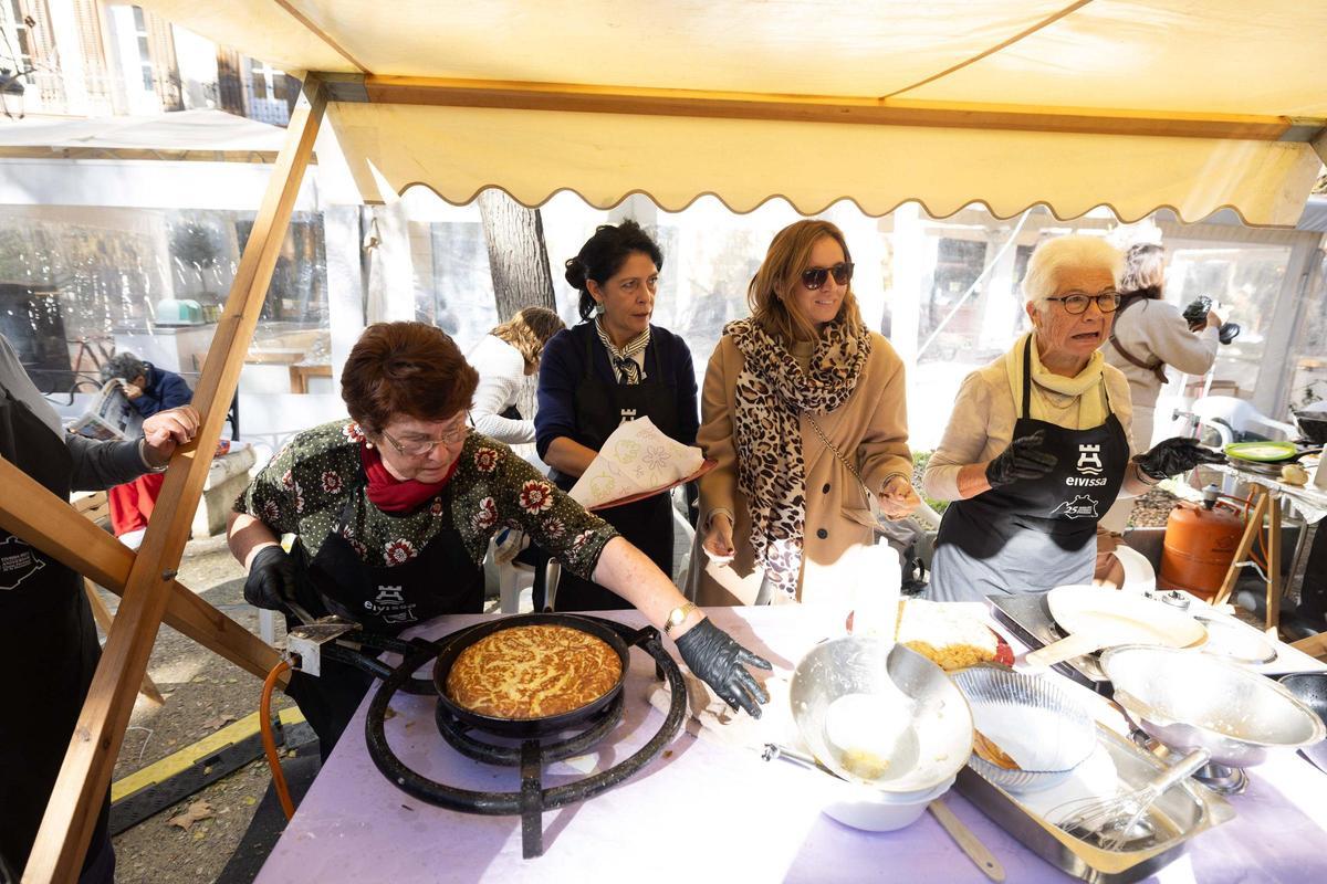 Todas las imágenes del concurso de tortilla de patata 'vermella' de Ibiza