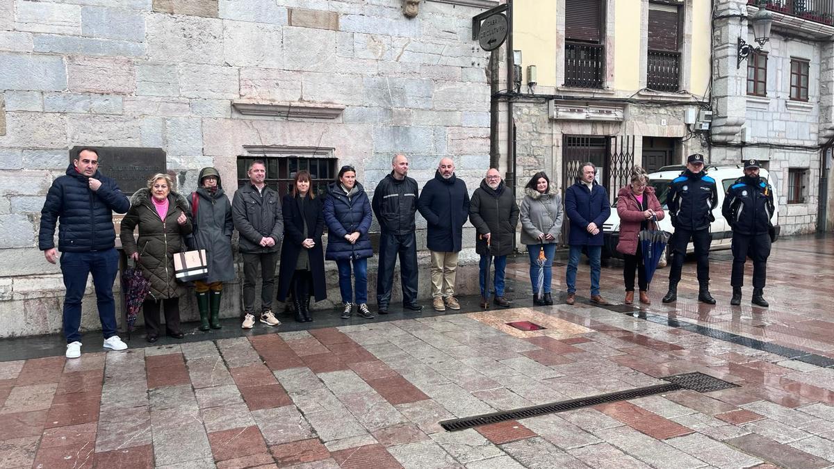 Minuto de silencio en Ribadesella por las víctimas del incendio de Valencia