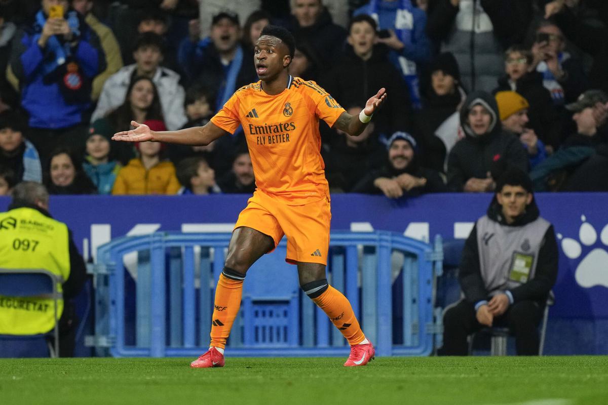 El delantero brasileño del Real Madrid, Vinicius Junior, se lamenta del gol anulado durante el encuentro correspondiente a la jornada 22 de Laliga EA Sports que disputan el Espanyol y Real Madrid en el RCDE Stadium, en Barcelona. EFE/ Siu Wu. (Espanyol) (Real Madrid)