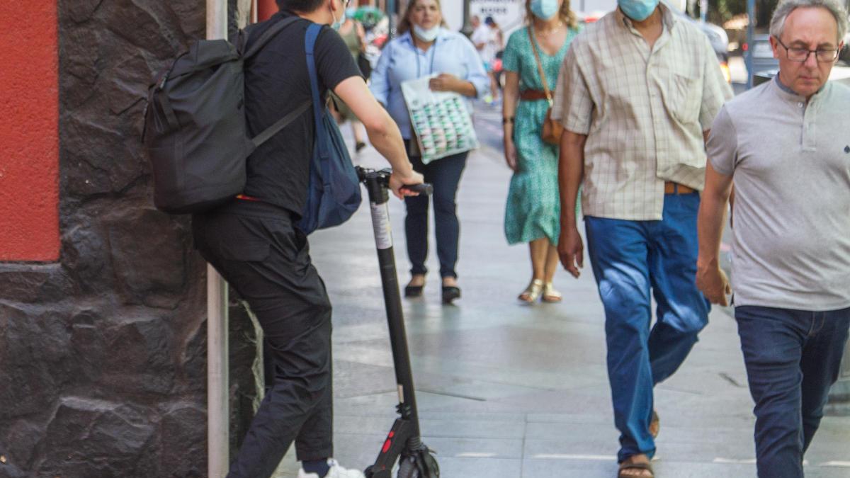 Un patinete por el centro de Alicante