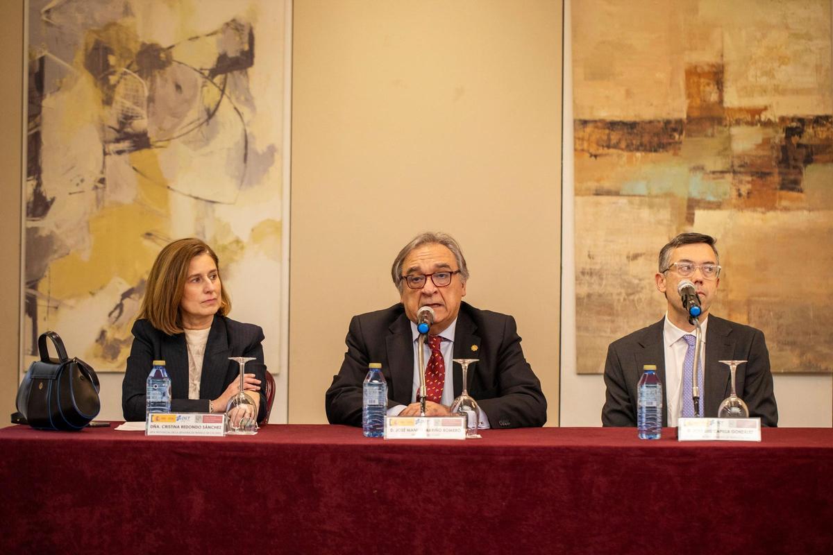 Cristina Redondo Sánchez, jefa provincial de la Jefatura de Tráfico de Cáceres; José Manuel Mariño, presidente del Colegio de Gestores Administrativos de Extremadura; y José Luis Capilla González, jefe provincial de la Jefatura de Tráfico de Badajoz