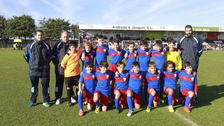 La selección de Ourense en el campo de A Moreira. // J.Regal