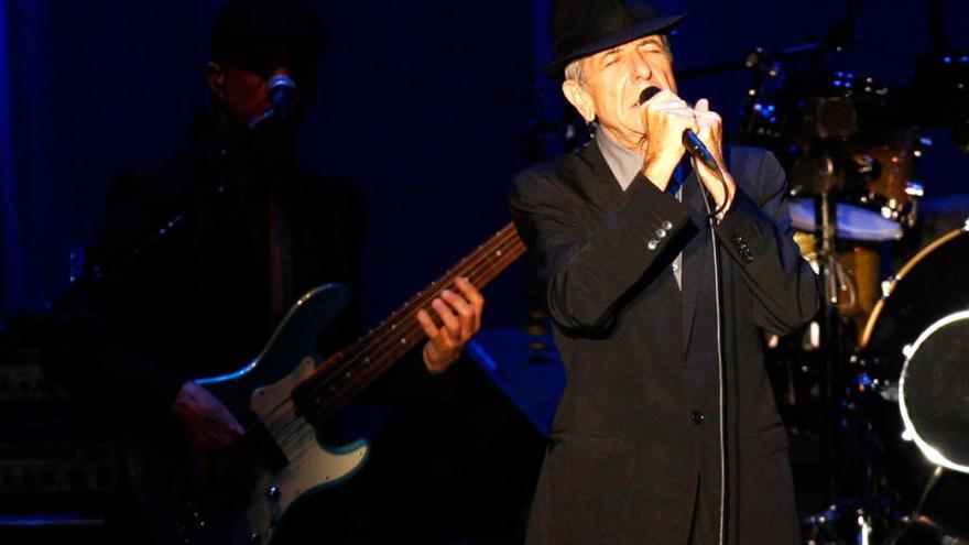 Leonard Cohen, en un momento de su actuación, ayer en Castrelos.  // J. Lores