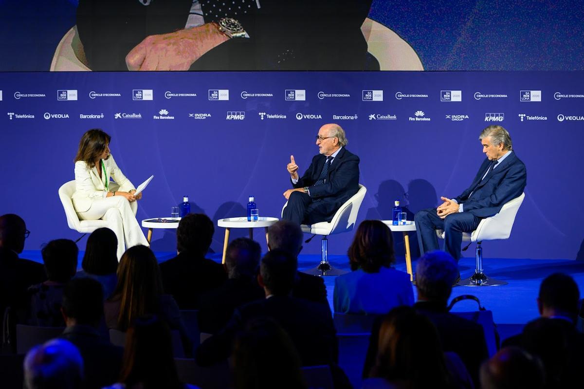 Carmina Ganyet, vicepresidenta del Cercle, junto a Antonio Brufau, presidente de Repsol, y Francisco Reynés, su homólogo en Naturgy.