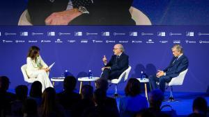 Carmina Ganyet, vicepresidenta del Cercle, junto a Antonio Brufau, presidente de Repsol, y Francisco Reynés, su homólogo en Naturgy.