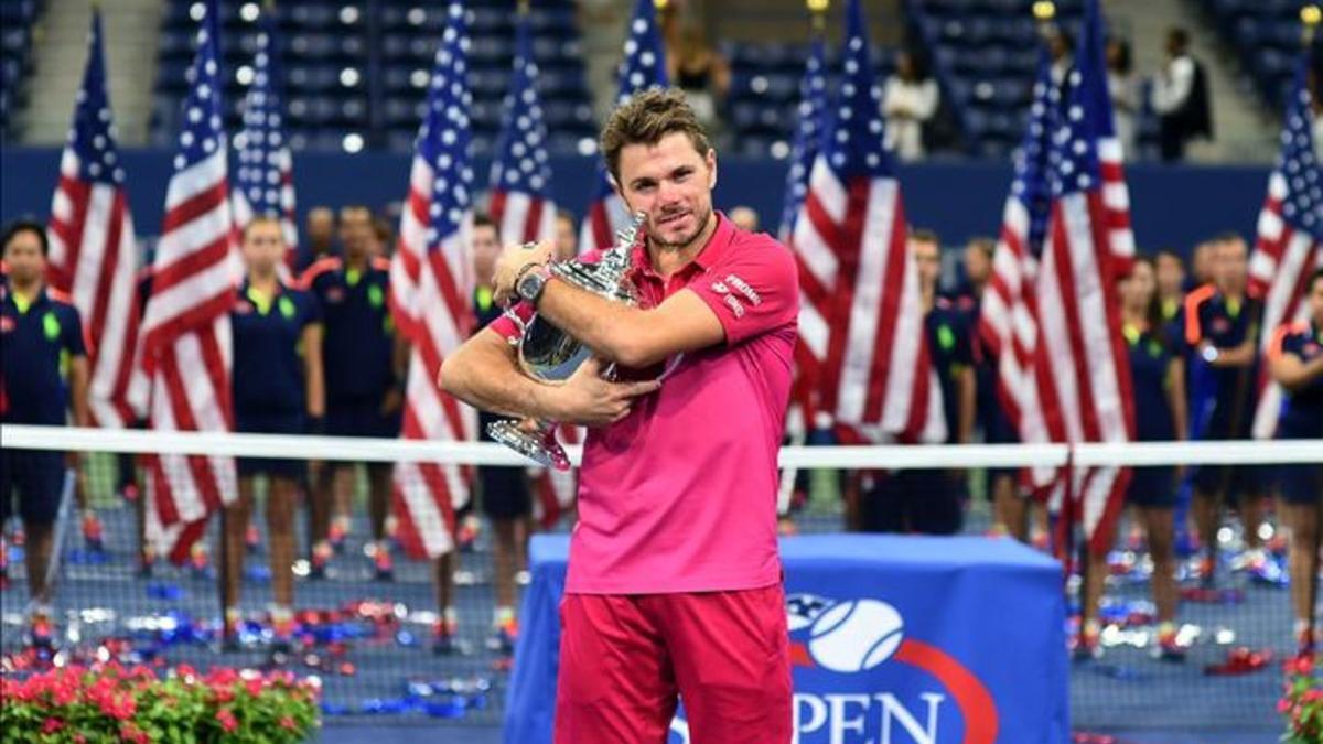 Stan Wawrinka abraza con fuerza el trofeo de campeón del US Open