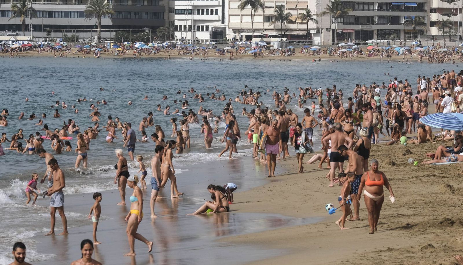 Afluencia masiva de bañistas ayer en la playa de Las Canteras.  | | JOSÉ PÉREZ CURBELO