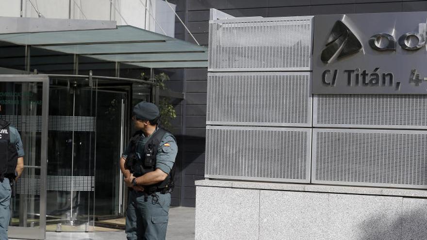 Agentes de la Guardia Civil en la sede de Adif en Madrid.