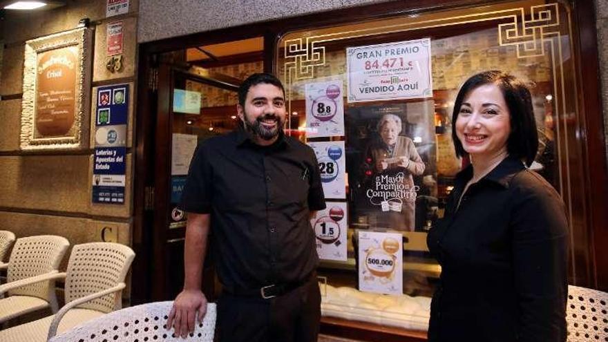 Camareros de la cafetería que repartió el premio. // Marta G. Brea