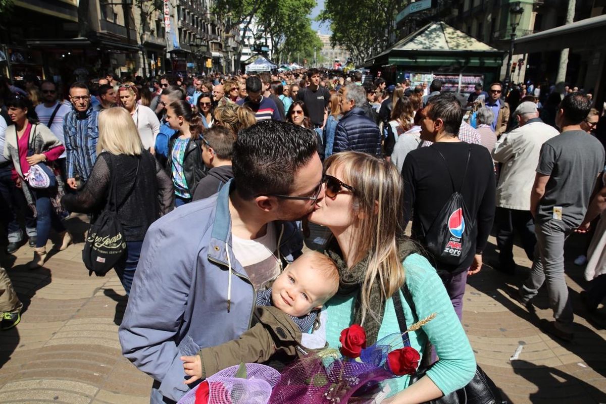 Una pareja se besa en La Rambla de Barcelona.