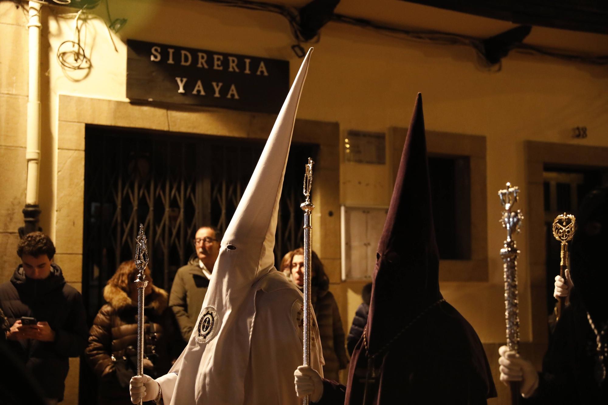 En imágenes | Procesión del Silencio por la calles de Oviedo