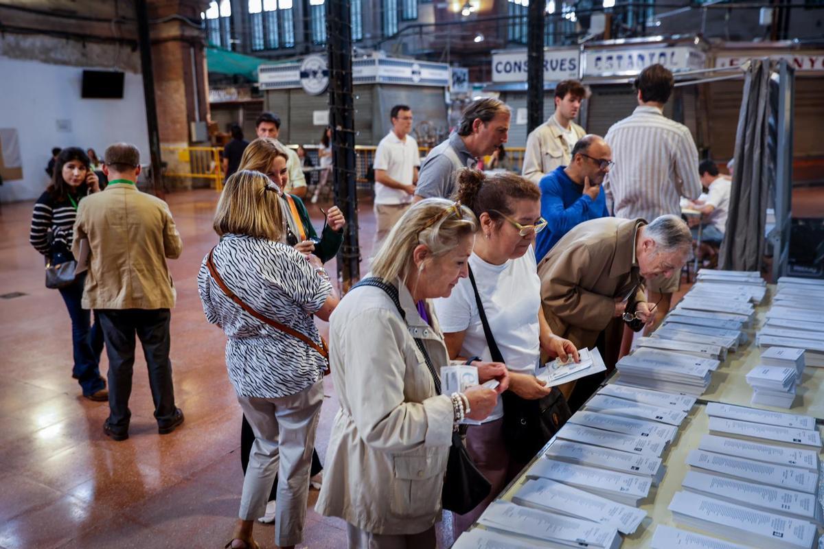 Jornada electoral en el mercado de Galvany de Barcelona