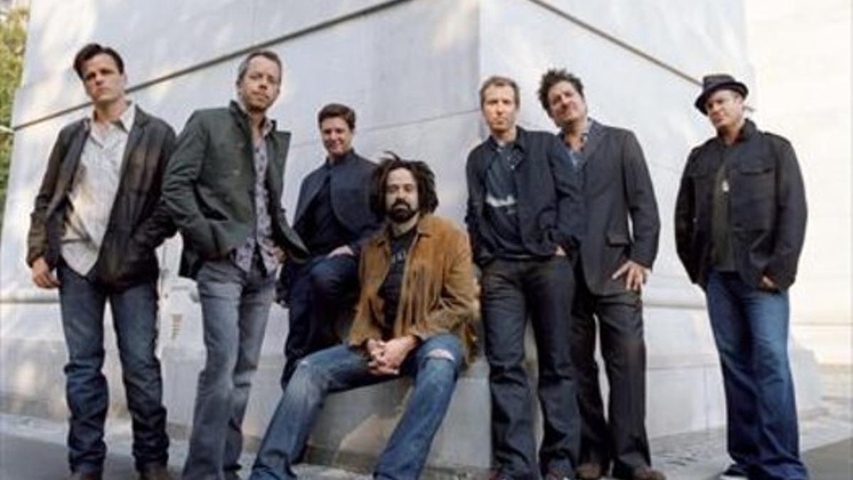 Counting Crows, en una imagen promocional reciente, con Adam Duritz en primer plano (sentado).