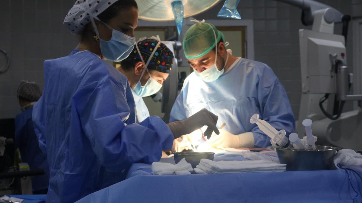 Momento de una intervención quirúrgica en un hospital extremeño.