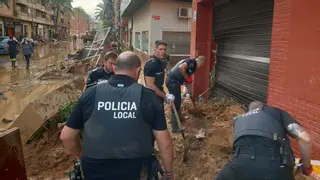 Agentes de la Policía Local de Cáceres, en la zona cero de la DANA en Valencia: «Paiporta es un paisaje de guerra»