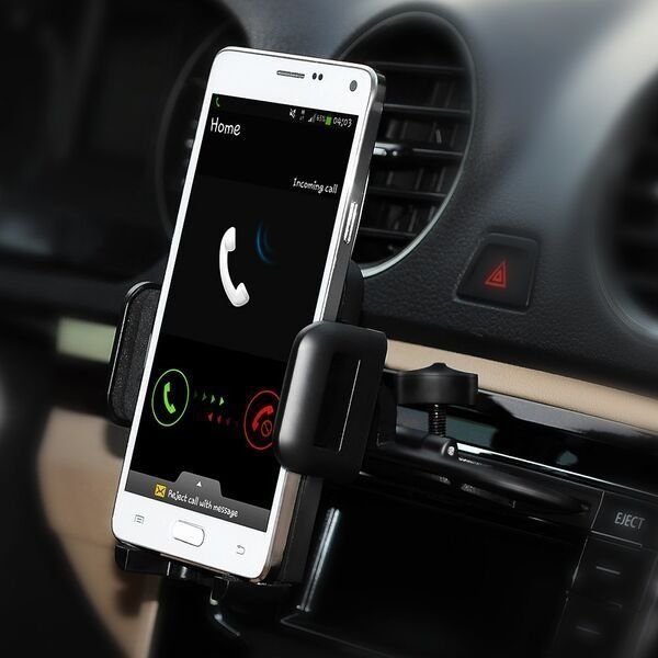 NUEVA MULTA DGT: La multa por llevar el móvil en el soporte del coche y los  puntos que puedes perder