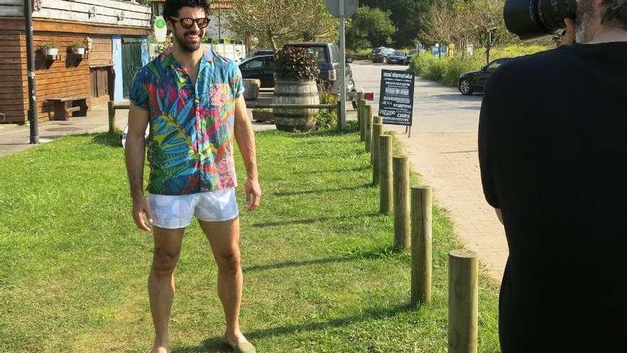 El actor Miguel Ángel Muñoz posando en las inmediaciones de la playa riosellana de Vega.