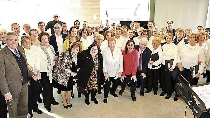 Las autoridades posan junto a los componentes de la coral de la Tercera Edad tras la inauguraciÃ³n.