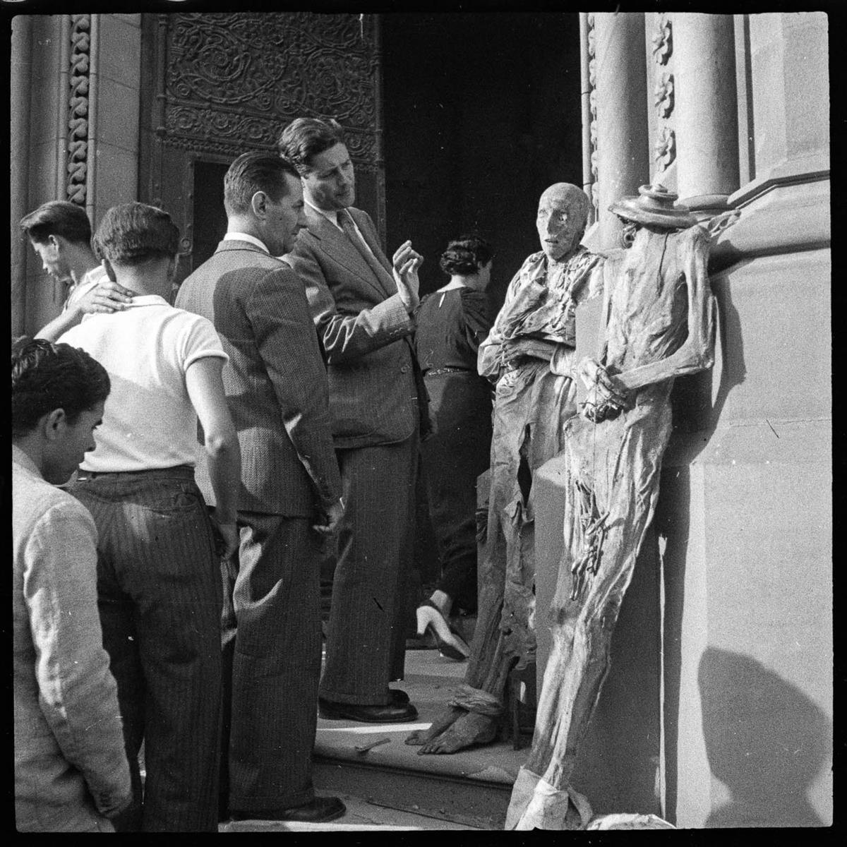 Momias de monjas en el convento de Las Salesas, en el paseo de Sant Joan, en julio de 1936.