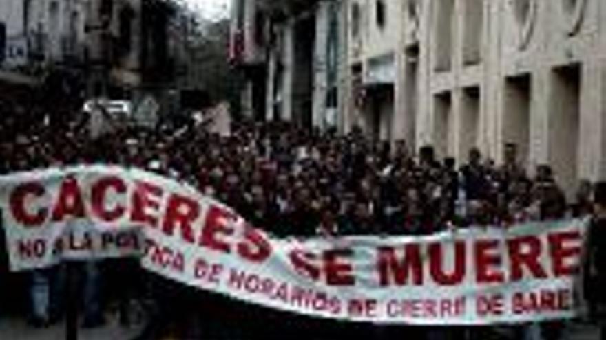 Más de 400 hosteleros se echan a la calle en Cáceres por los horarios