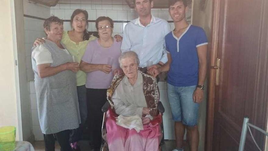 Silvestra Otero con parte de su familia y el alcalde. // Fdv