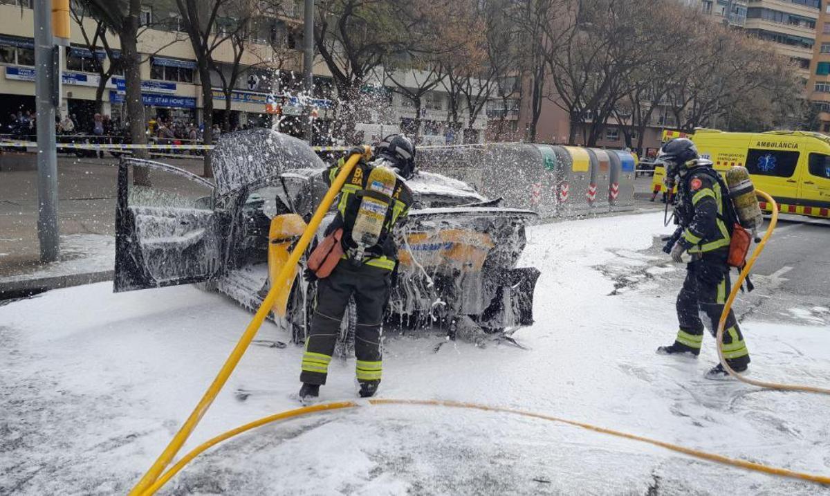 Coche híbrido incendiado