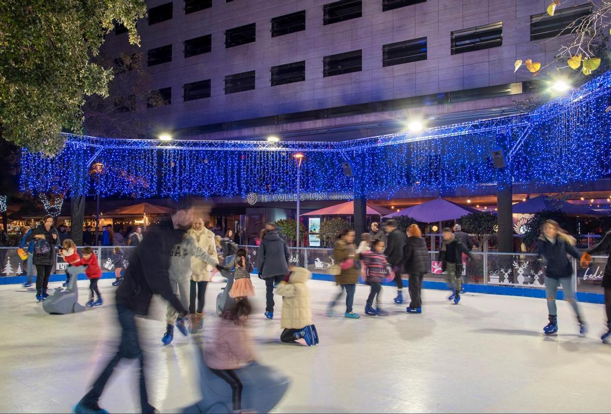 Pista de hielo en el patio interior de L'illa Diagonal.