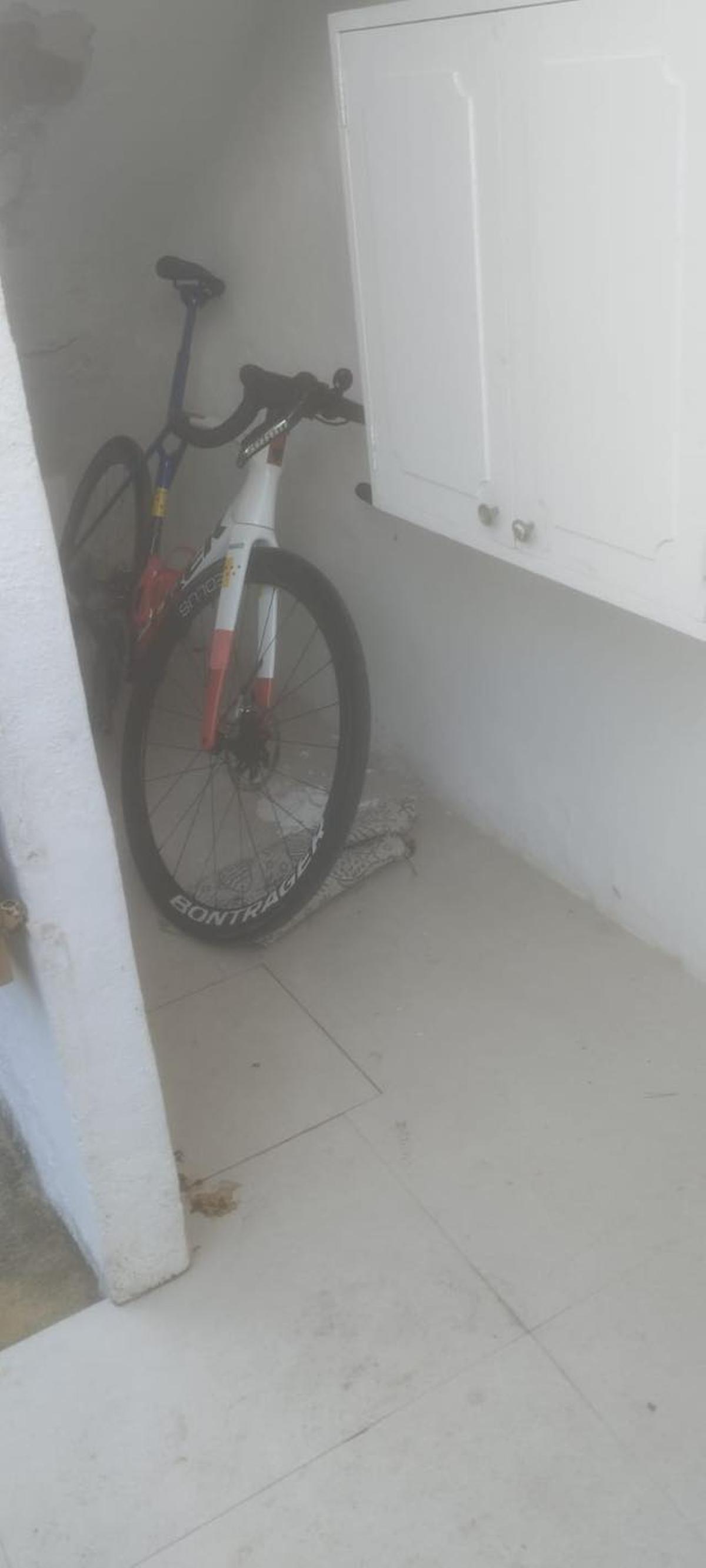 La bicicleta robada, escondida en el trastero de una vivienda de okupas.