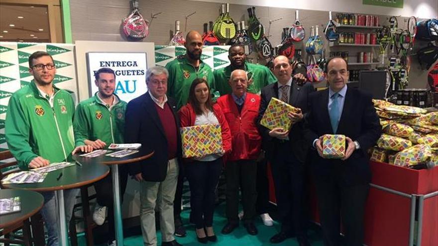 El TAU Castelló entrega juguetes en El Corte Inglés