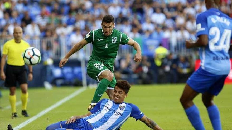 Una jugada del partido de ayer en La Rosaleda. // Efe