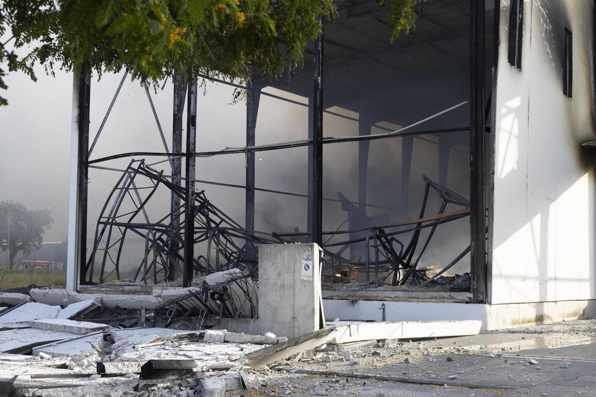 Más de seis dotaciones de bomberos trabajan en la extinción del incendio industrial de Xàtiva