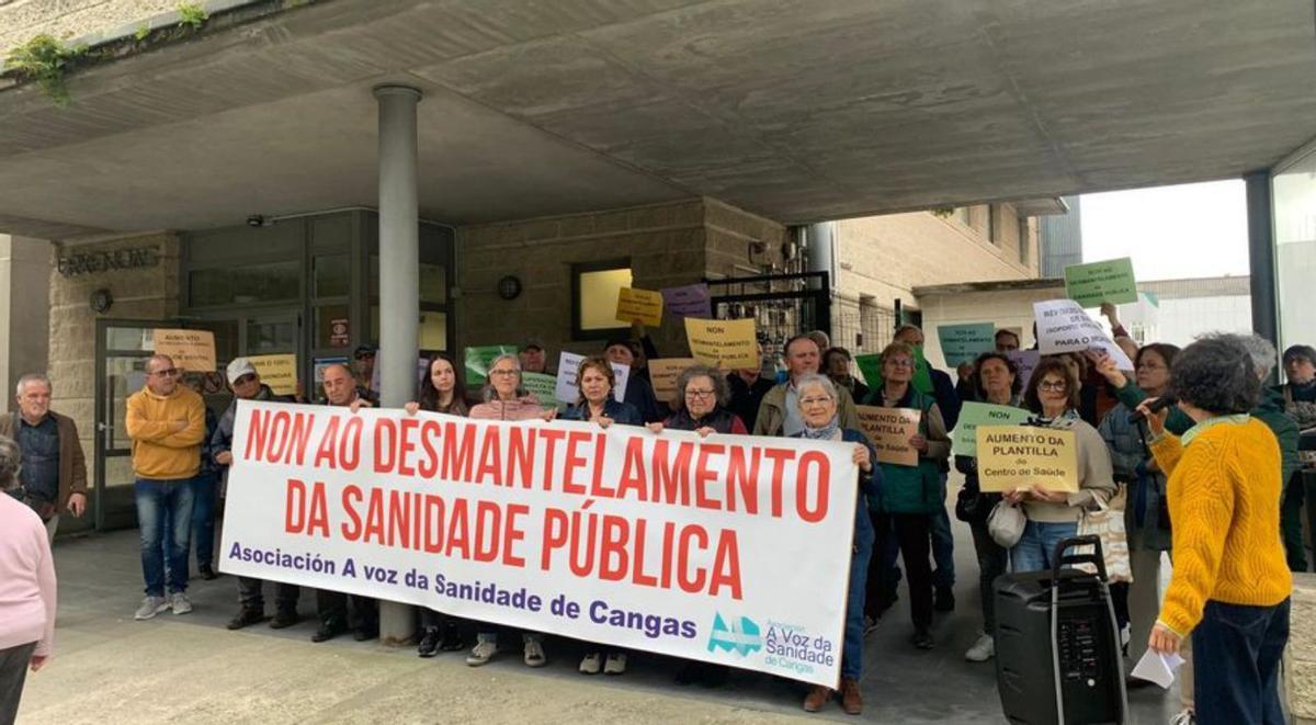 Protesta de ayer ante el centro de salud. |  FdV