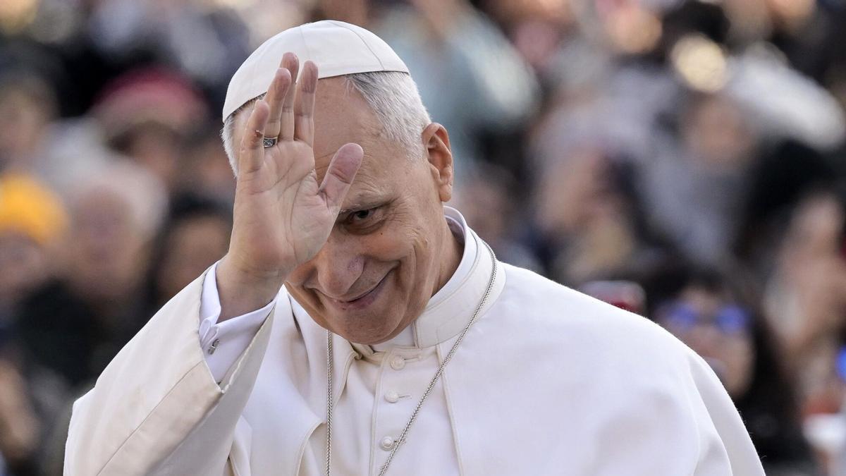 El papa León XIV saluda en la plaza de San Pedro del Vaticano.