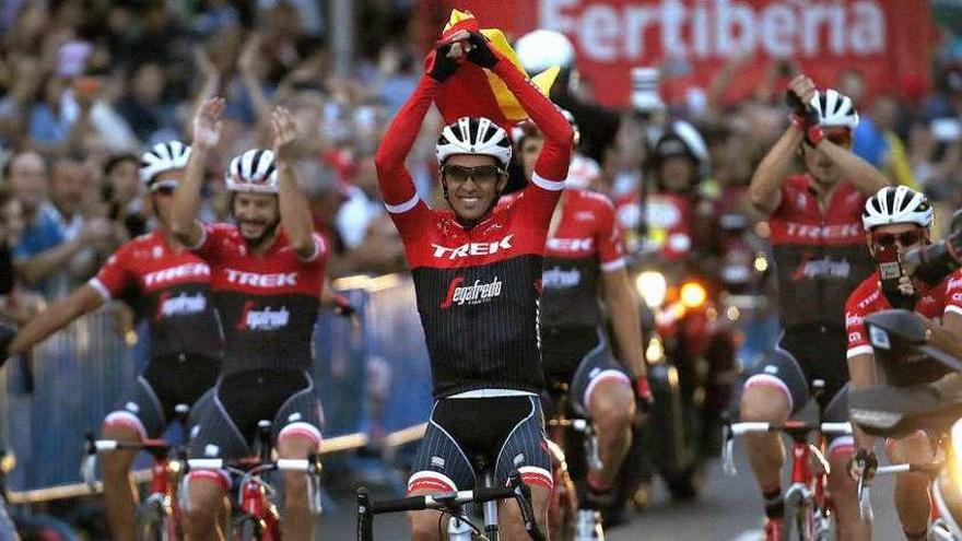 Alberto Contador entra en meta levantando la bandera de España.