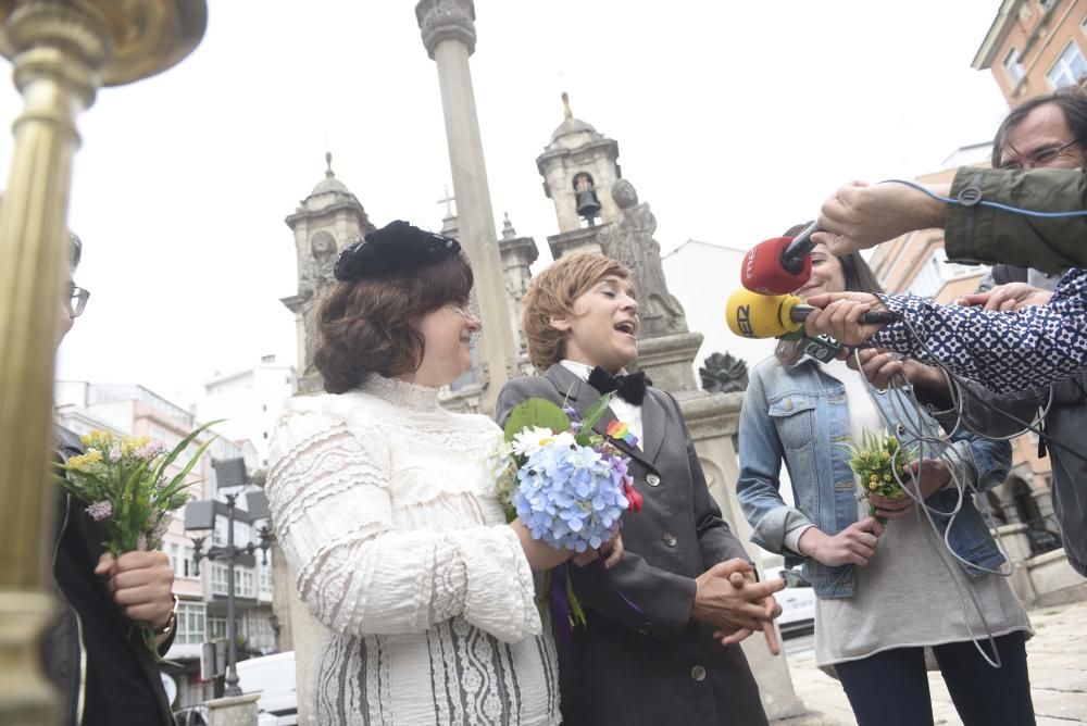 Recuerdan la primera boda entre dos mujeres, Marcela y Elisa, con un acto simbólico de homenaje celebrado en la iglesia de San Jorge en A Coruña.