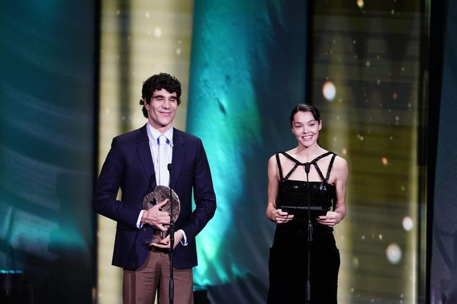 Los actores Javier Calvo y Ana Rujas entregan el premio a Mejor serie de ficción durante la gala de la 31 edición de los Premios José María Forqué, en el Palacio Municipal de IFEMA, a 13 de diciembre de 2025, en Madrid (España). Los Premios Cinematográficos José María Forqué, conocidos como ‘Premios Forqué’, fueron creados en 1996 por la Entidad de Gestión de Derechos de los Productores Audiovisuales (Egeda) para honrar la memoria de José María Forqué, figura en la cinematografía española y primer presidente de Egeda. EGEDA creó el premio con el objetivo de difundir la importancia de la industria audiovisual española e impulsar la figura del productor cinematográfico. 13 DICIEMBRE 2025;GALA;PREMIOS FORQUÉ;FORQUÉ;PREMIOS;31 EDICIÓN;IFEMA;MADRID A. Pérez Meca / Europa Press 13/12/2025. Javier Calvo;Ana Rujas;A. Pérez Meca;