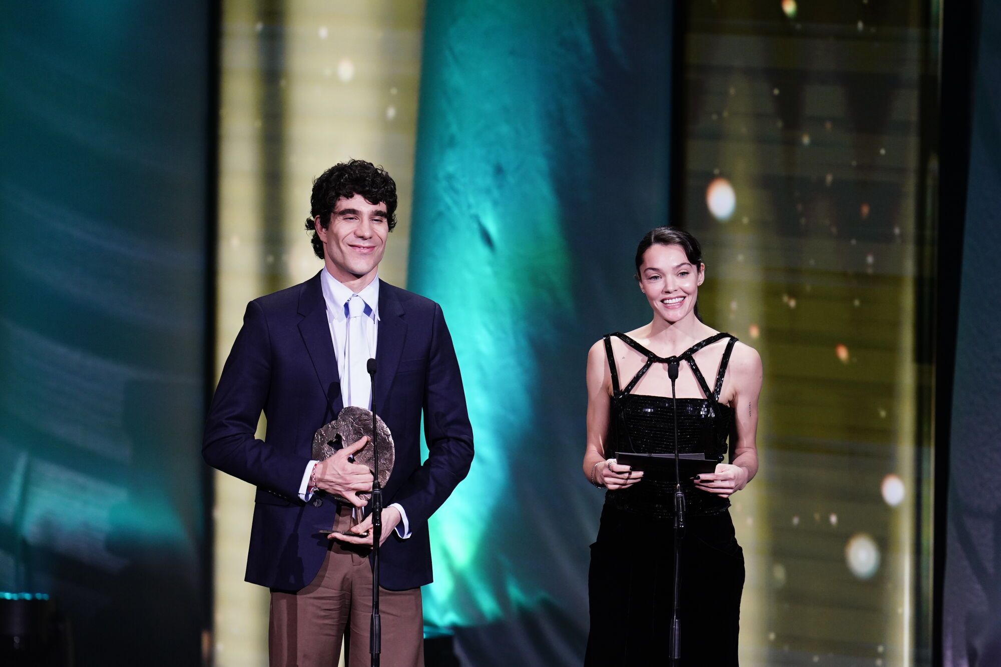 Los actores Javier Calvo y Ana Rujas entregan el premio a 'Mejor serie de ficción' durante la gala de la 31 edición de los Premios José María Forqué, en el Palacio Municipal de IFEMA, a 13 de diciembre de 2025, en Madrid (España). Los Premios Cinematográficos José María Forqué, conocidos como ‘Premios Forqué’, fueron creados en 1996 por la Entidad de Gestión de Derechos de los Productores Audiovisuales (Egeda) para honrar la memoria de José María Forqué, figura en la cinematografía española y primer presidente de Egeda. EGEDA creó el premio con el objetivo de difundir la importancia de la industria audiovisual española e impulsar la figura del productor cinematográfico. 13 DICIEMBRE 2025;GALA;PREMIOS FORQUÉ;FORQUÉ;PREMIOS;31 EDICIÓN;IFEMA;MADRID A. Pérez Meca / Europa Press 13/12/2025. Javier Calvo;Ana Rujas;A. Pérez Meca;
